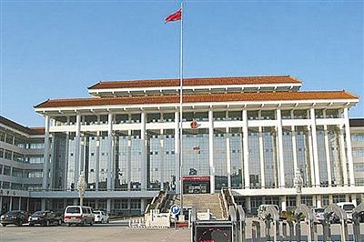 濮陽縣違規(guī)、超標(biāo)修建的縣委、縣政府辦公樓。新華社發(fā)發(fā)布