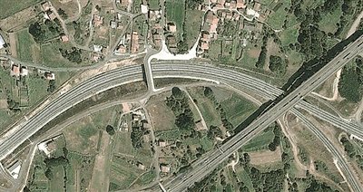 事發(fā)地的急轉(zhuǎn)彎道。以下是監(jiān)控視頻截圖。