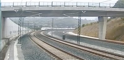 時速190公里的列車通過一個限速80公里的急轉(zhuǎn)彎。