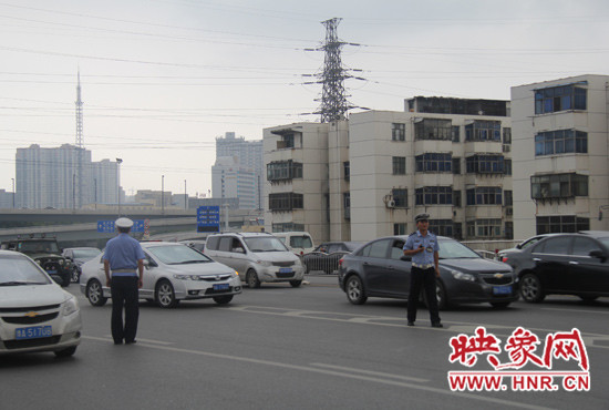 鄭州市三大隊(duì)交警正在檢查黃標(biāo)車 鄭州市三大隊(duì)交警正在檢查黃標(biāo)車