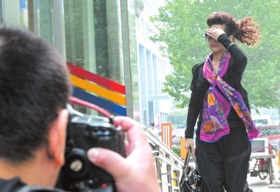 7月22日李某某輪奸案庭前會議，夢鴿擋臉小跑進法院。資料圖片京華時報記者蒲東峰攝