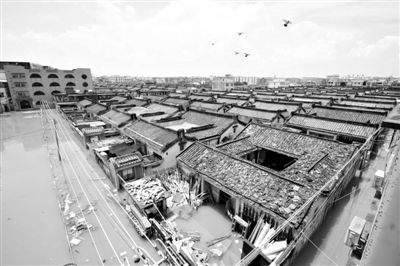 19日，廣東汕頭潮陽區(qū)和平鎮(zhèn)出現(xiàn)水浸現(xiàn)象。連日來，廣東省汕頭市潮陽區(qū)、潮南區(qū)普降暴雨。新華社發(fā)