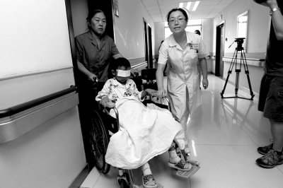 昨天，斌斌被推出病房，準備換藥。記者 譚青/攝