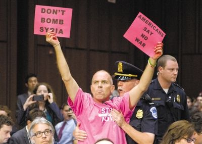 3日，美參議院外委會舉行敘利亞問題聽證會，民眾在現(xiàn)場示威，抗議美國軍事干預敘利亞。