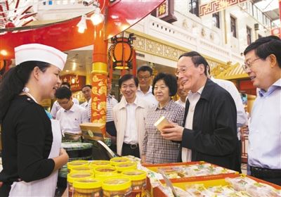 9月6日，王岐山在天津南市食品街調(diào)研，在月餅柜臺(tái)前，詢問(wèn)中央關(guān)于中秋國(guó)慶嚴(yán)禁公款送禮的規(guī)定發(fā)布后的銷售情況。新華社記者 李學(xué)仁 攝