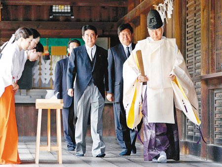 2011年8月15日安倍晉三等人參拜靖國神社。