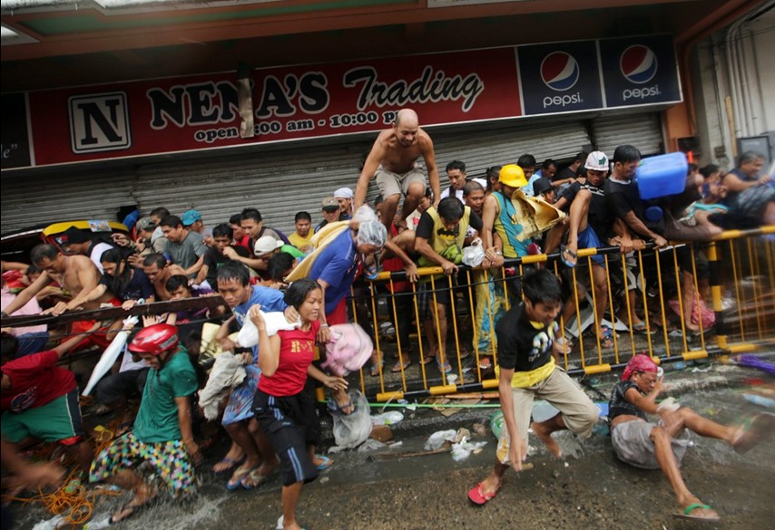 當(dāng)?shù)貢r間11月10日，強(qiáng)臺風(fēng)“海燕”襲擊菲律賓塔克洛班后，當(dāng)?shù)鼐用裣唇偕痰?，哄搶物資。