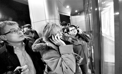 11月17日，俄羅斯喀山機(jī)場(chǎng)，一些人在查看航站樓上貼著的遇難者名單，他們可能是遇難者的親屬。