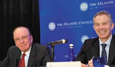 2008年，布萊爾與默多克在美國參加一國際會議。