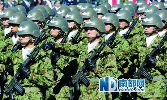10月27日，日本自衛(wèi)隊(duì)舉行閱兵儀式