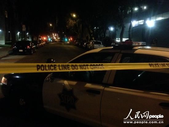 縱火案件發(fā)生在1月1日晚9時(shí)25分，舊金山當(dāng)?shù)鼐胶拖绬T幾分鐘內(nèi)趕到事故現(xiàn)場(chǎng)，并迅速撲滅了火情。記者1日晚趕到現(xiàn)場(chǎng)時(shí)，領(lǐng)館正門所在區(qū)域已經(jīng)被警察封鎖。