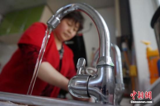 圖為4月13日,蘭州市七里河區(qū)居民李大媽用自來水洗菜。楊艷敏 攝