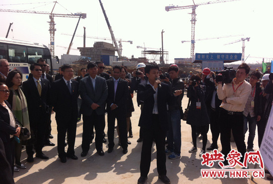 外交官參觀機(jī)場(chǎng)二期工程 外交官參觀機(jī)場(chǎng)二期工程