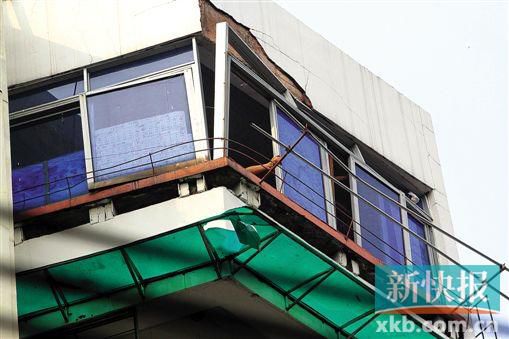 燒水時發(fā)生煤氣爆炸 灑來一陣“玻璃雨” 燒水時發(fā)生煤氣爆炸 灑來一陣“玻璃雨”