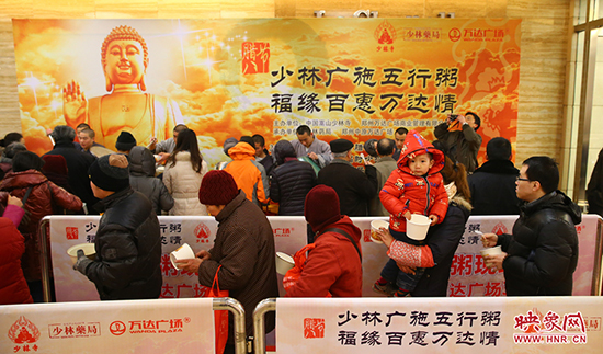 鄭州市民臘八節(jié)免費品嘗少林“五行臘八粥” 鄭州市民臘八節(jié)免費品嘗少林“五行臘八粥”