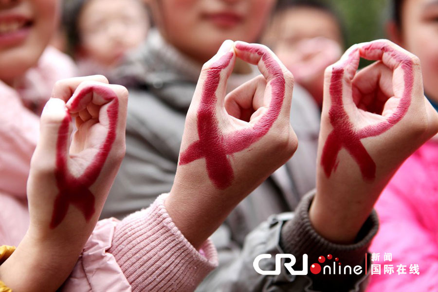 傳遞愛的紅絲帶 各地行動(dòng)助力“零艾滋” 傳遞愛的紅絲帶 各地行動(dòng)助力“零艾滋”