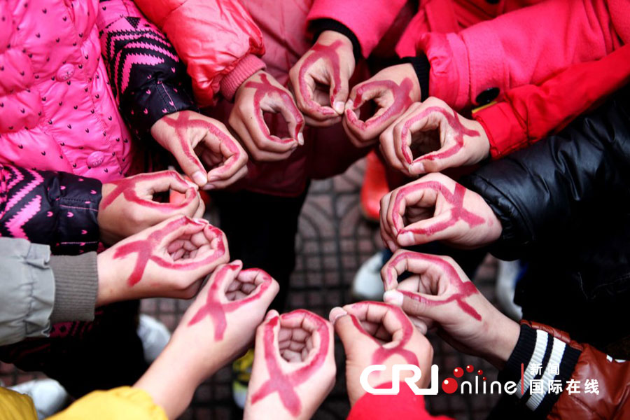 傳遞愛的紅絲帶 各地行動(dòng)助力“零艾滋” 傳遞愛的紅絲帶 各地行動(dòng)助力“零艾滋”