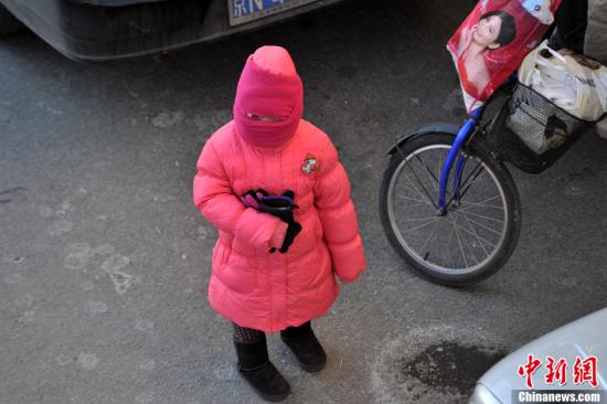 　12月23日，京城迎來(lái)今年入冬以來(lái)最冷的時(shí)刻。受今年以來(lái)最強(qiáng)冷空氣影響，京城迎來(lái)入冬以來(lái)幅度最大的