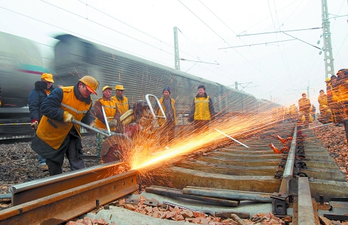 百年京廣鐵路為南水北調(diào)總干渠“讓路” 百年京廣鐵路為南水北調(diào)總干渠“讓路”