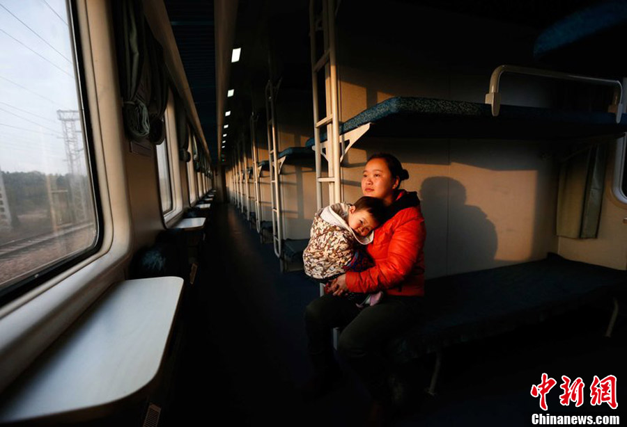 春運(yùn)回程列車僅5名乘客 春運(yùn)回程列車僅5名乘客