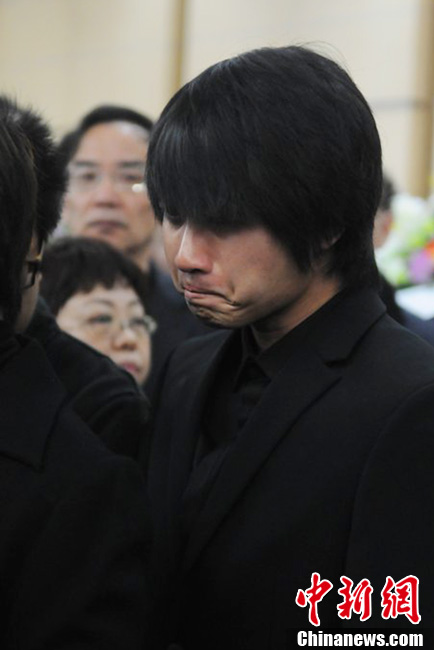 韓寒到場痛哭流淚。