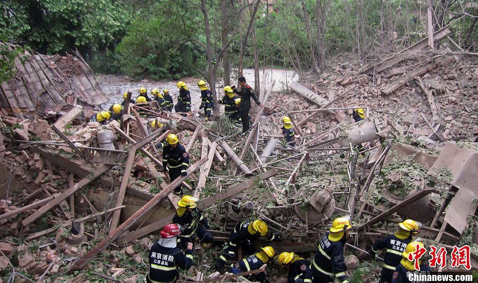 圖為南京消防隊員在現(xiàn)場搜救。中新社發(fā) 梅亮 攝