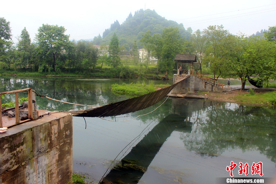 5月1日晚9點10分左右，湖南省鳳凰縣沱江鎮(zhèn)棉寨村距縣城3公里處桃花島篝火晚會散場時，游客經(jīng)過近水