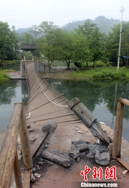 5月1日晚9點10分左右，湖南省鳳凰縣沱江鎮(zhèn)棉寨村距縣城3公里處桃花島篝火晚會散場時，游客經(jīng)過近水