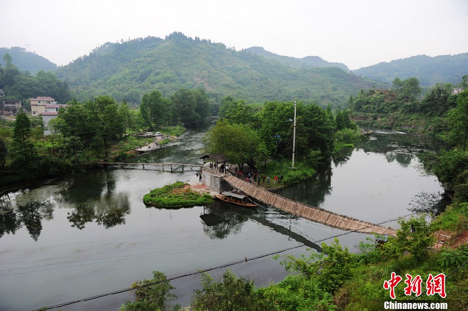 5月2日，鳳凰縣搜尋人員仍在沱江下游搜尋。