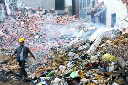 一座清朝老宅被一把火燒成了灰燼。透過(guò)青煙，才能看到它曾存在過(guò)的痕跡