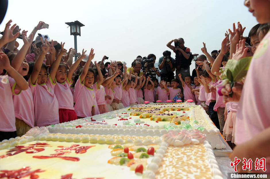 圖為孩子們準備享用生日蛋糕。張浪 攝
