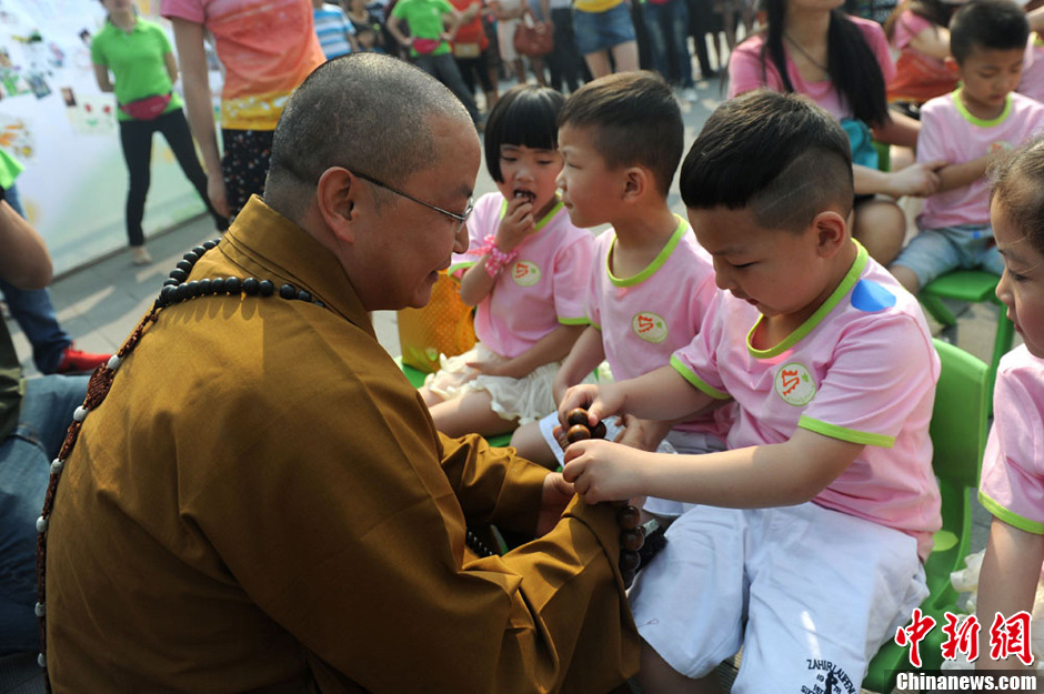 圖為羅漢寺素全法師與參加生日party的孩子。張浪 攝