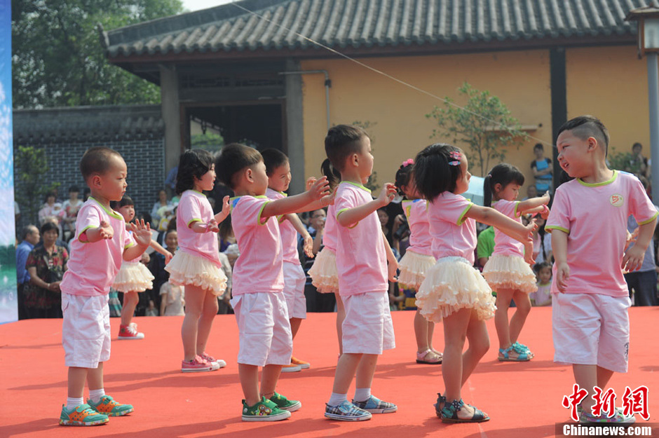 圖為孩子們在生日Party上表演節(jié)目。張浪 攝