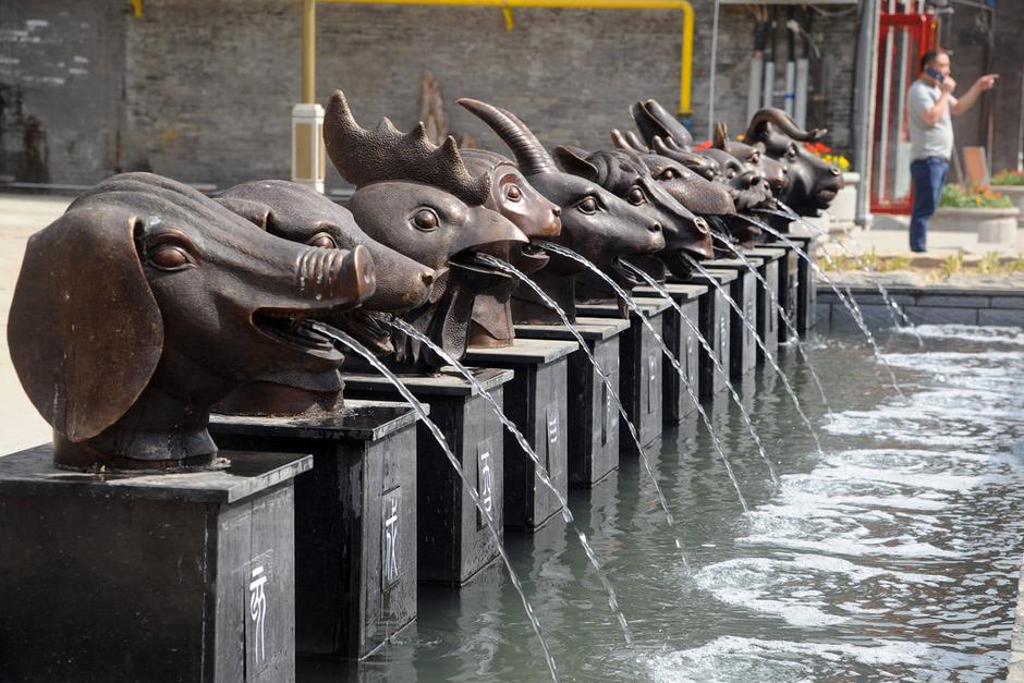 圖為十二獸首嘴里不停向外噴水。