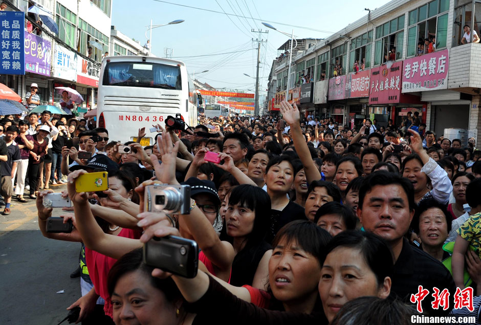 6月5日，一年一度的毛坦廠鎮(zhèn)“送考節(jié)”到來(lái)，70輛大巴車(chē)護(hù)送毛坦廠中學(xué)萬(wàn)名考生安全赴考。