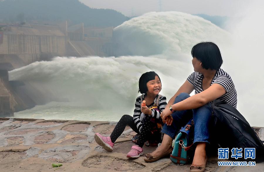 　6月22日，兩位游客在黃河小浪底景區(qū)內(nèi)歇息。