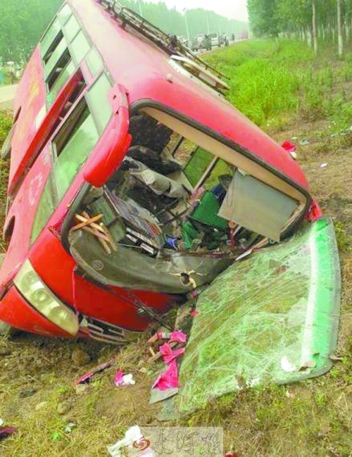 　扎進(jìn)溝里的中巴車，擋風(fēng)玻璃碎了一地。