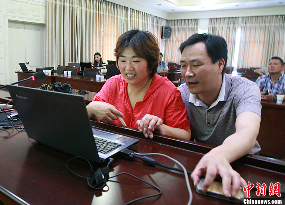 浙江江山韓亞空難親歷學(xué)生與國(guó)內(nèi)家長(zhǎng)進(jìn)行視頻對(duì)話 中新社發(fā) 李晨韻/攝 浙江江山韓亞空難親歷學(xué)生與國(guó)內(nèi)家長(zhǎng)進(jìn)行視頻對(duì)話 中新社發(fā) 李晨韻/攝