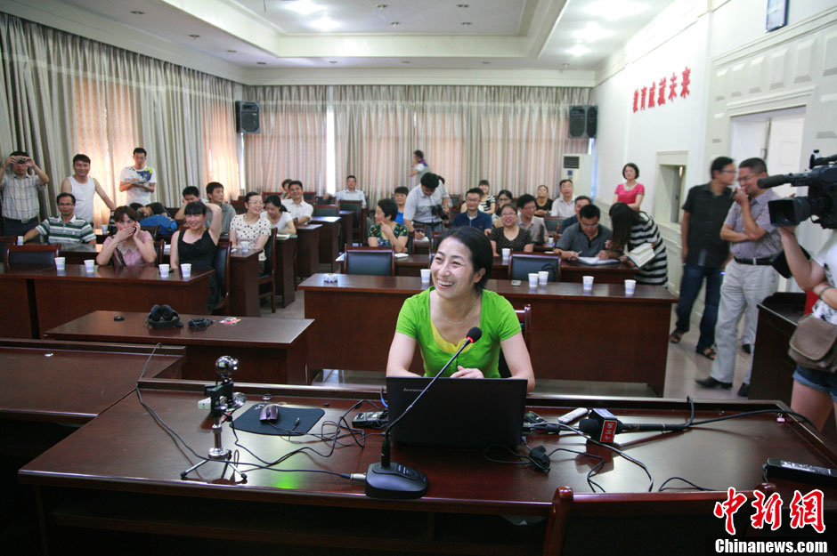 浙江江山韓亞空難親歷學(xué)生與國(guó)內(nèi)家長(zhǎng)進(jìn)行視頻對(duì)話 中新社發(fā) 李晨韻/攝 浙江江山韓亞空難親歷學(xué)生與國(guó)內(nèi)家長(zhǎng)進(jìn)行視頻對(duì)話 中新社發(fā) 李晨韻/攝