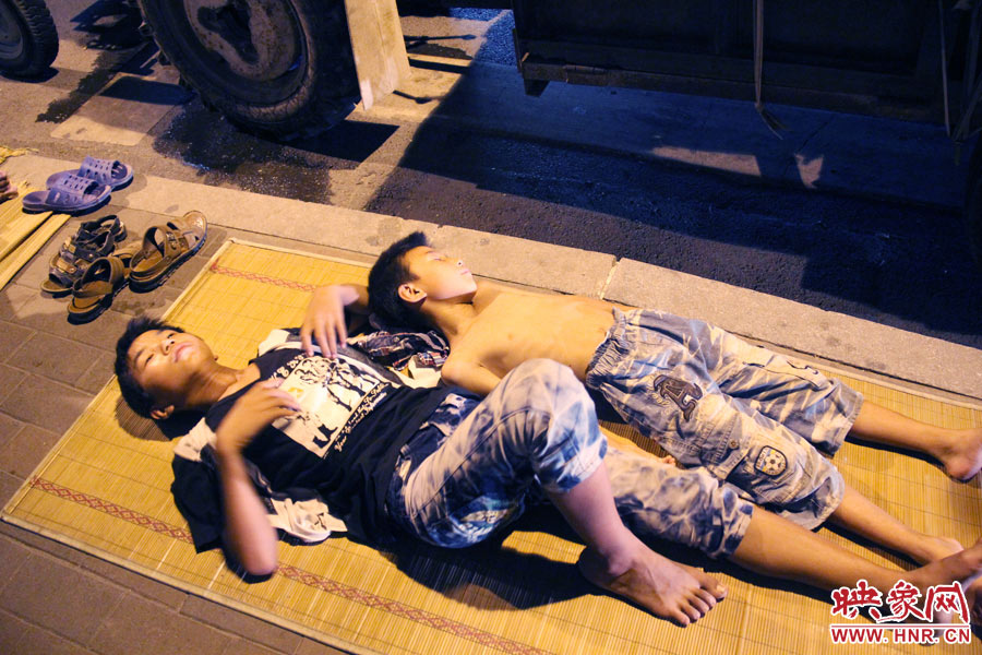 深夜鄭州街頭的瓜農(nóng) 深夜鄭州街頭的瓜農(nóng)