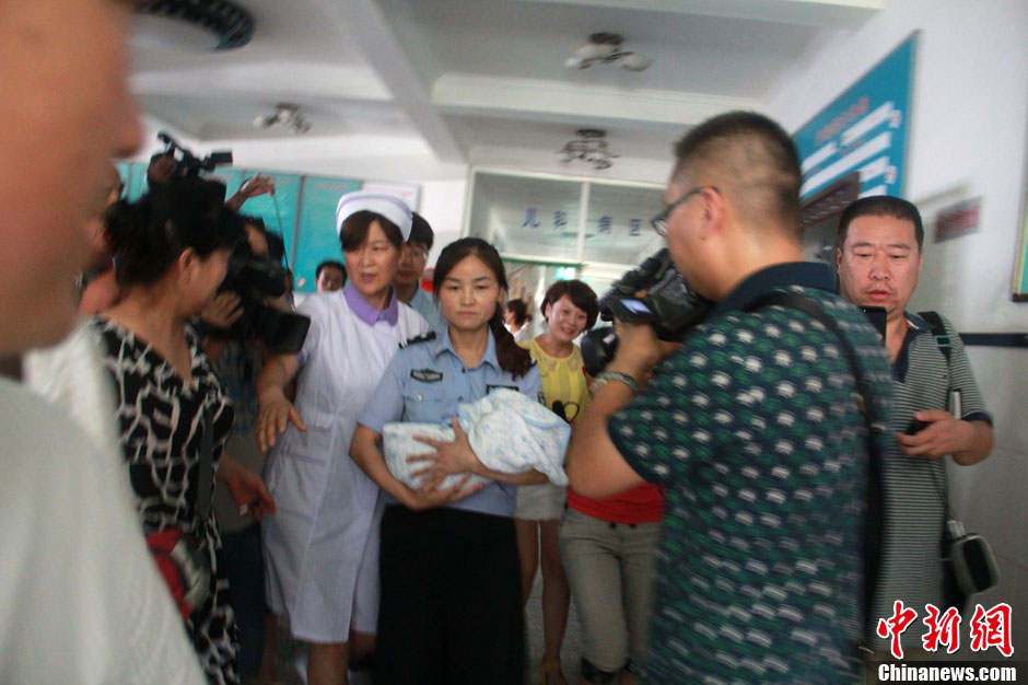 圖為當(dāng)?shù)孛窬瘧驯Й@救嬰兒進入富平婦幼保健院。張一辰 攝