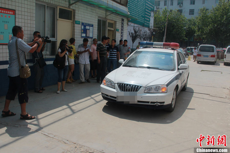 圖為護送獲救嬰兒的警察駛?cè)敫黄娇h婦幼保健院。張一辰 攝