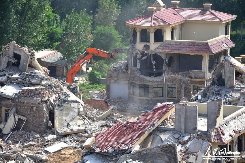 2013年8月18日，在黃河南岸鄭州市惠濟區(qū)花園口鎮(zhèn)申莊村，違規(guī)修建的別墅正在被拆除。張濤/東方IC
