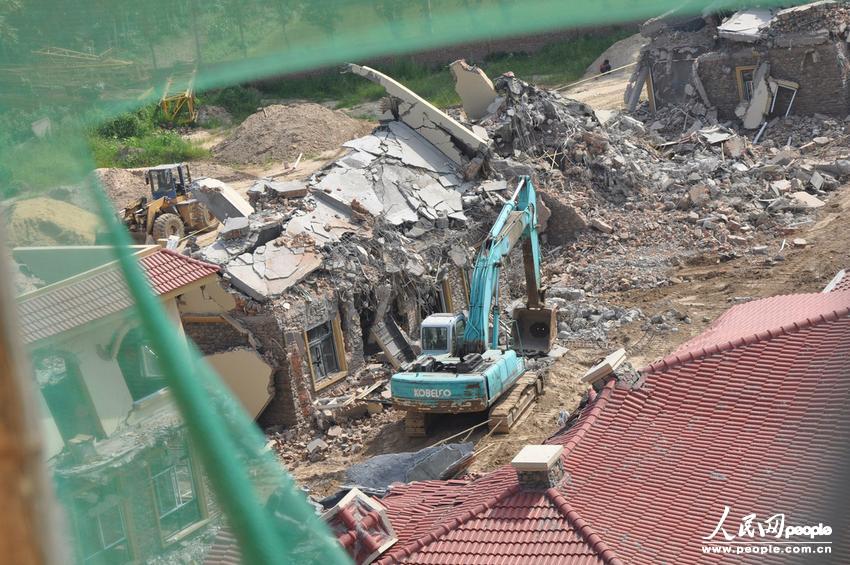 2013年8月18日，在黃河南岸鄭州市惠濟區(qū)花園口鎮(zhèn)申莊村，違規(guī)修建的別墅正在被拆除。張濤/東方IC