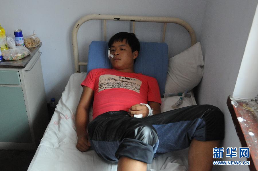 　8月20日，一名傷者在醫(yī)院接受救治。