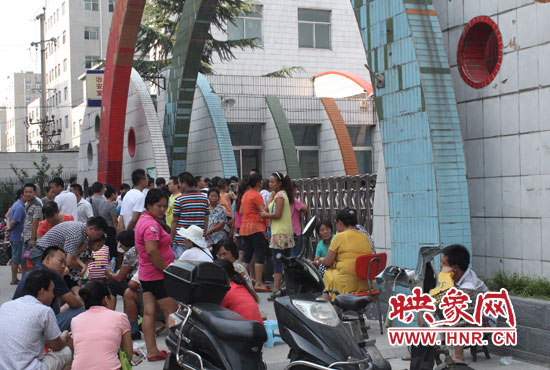 學(xué)校門前家長們都在焦急等待 學(xué)校門前家長們都在焦急等待