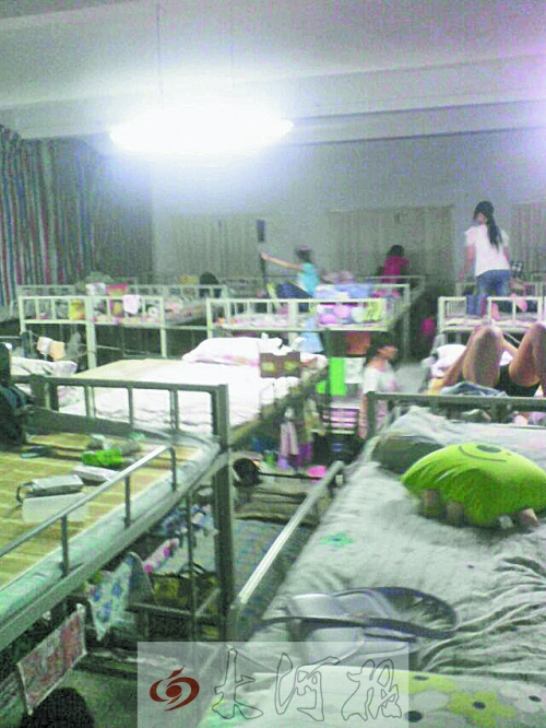 住在電教室里的女生們，擁擠不堪。