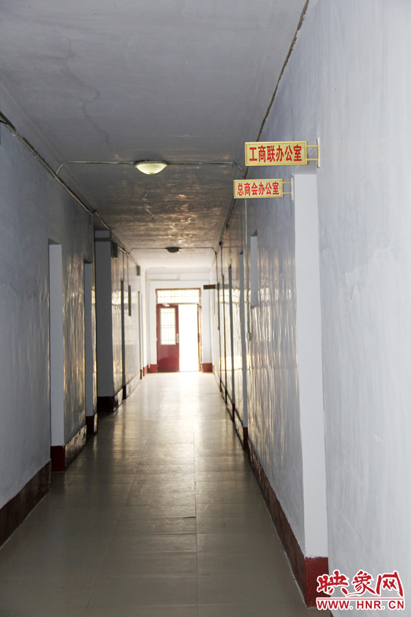 在縣委大院內,分布著很多機關單位。