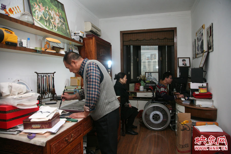 小小的書房里，爺孫三人在坐著各自的事情，姥爺在練書法，姥姥在旁專心的看著海龍，海龍在盡情的歌唱