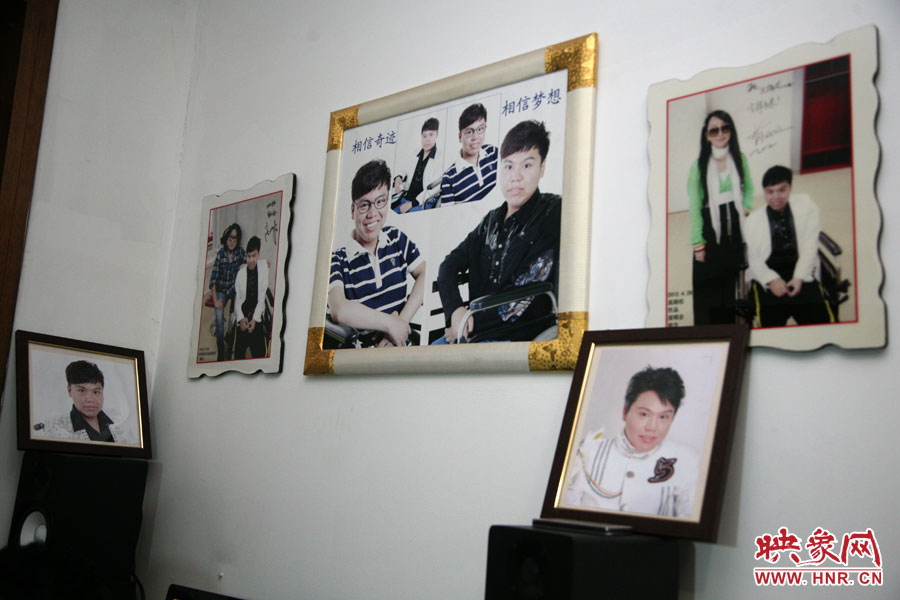 海龍的房間內(nèi)掛滿了這些年他走過的路程。